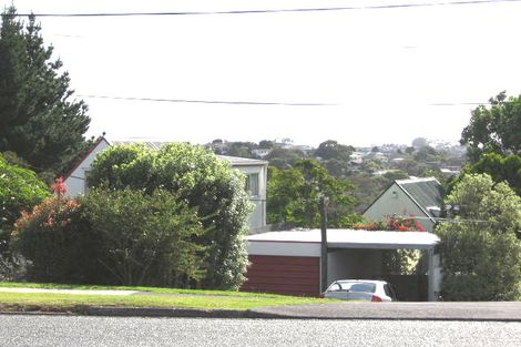Photo of property in 2/595 Glenfield Road, Totara Vale, Auckland, 0629