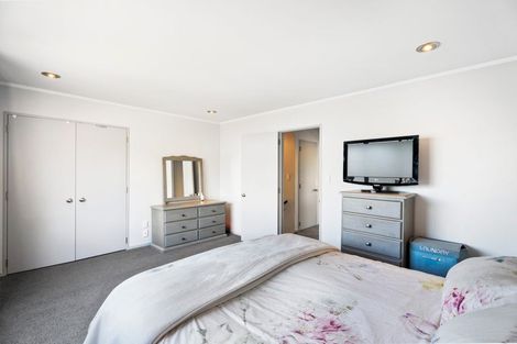 Photo of property in 1/28a Tamahere Drive, Glenfield, Auckland, 0629