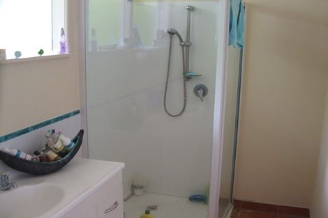Photo of property in 2/17a Hillcrest Avenue, Hillcrest, Auckland, 0627