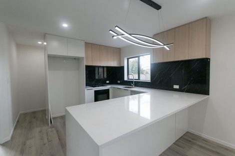 Photo of property in 17e Martin Place, Kelston, Auckland, 0602