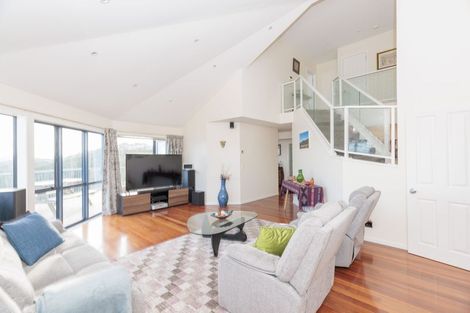 Photo of property in 18 Bennett Grove, Newlands, Wellington, 6037