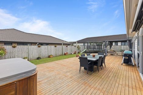 Photo of property in 16 Walter Ruddock Avenue, Kumeu, 0810