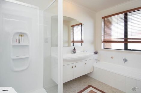 Photo of property in 23 Seabreeze Place, Papamoa Beach, Papamoa, 3118