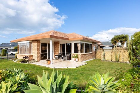 Photo of property in 2 Mcgowan Place, Orewa, 0931