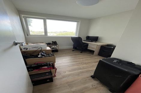 Photo of property in 11 Longcroft Terrace, Newlands, Wellington, 6037