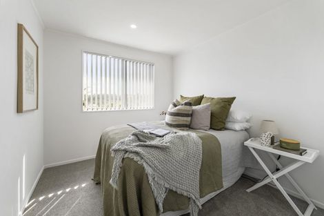 Photo of property in 8 Halloran Place, Massey, Auckland, 0614