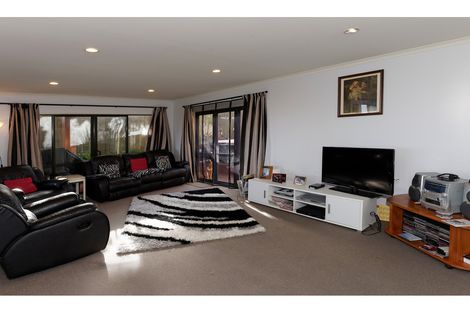 Photo of property in 21 Samara Place, Clendon Park, Auckland, 2103