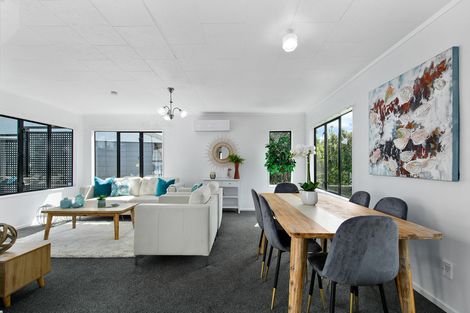 Photo of property in 39 Meadowvale Rise, Titirangi, Auckland, 0604