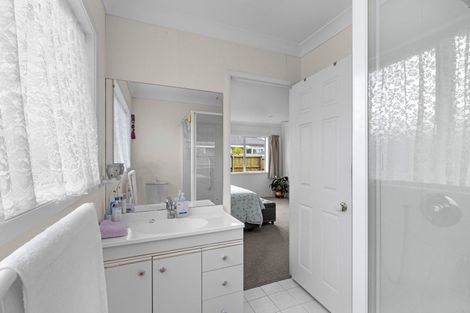 Photo of property in 2 Mcgowan Place, Orewa, 0931