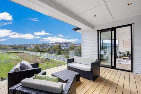 Photo of property in 128 Skulander Crescent, Orewa, 0931