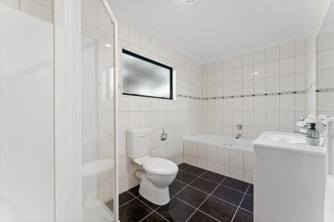 Photo of property in 64 San Valentino Drive, Henderson, Auckland, 0612