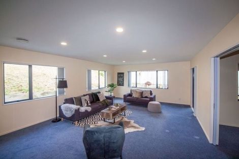Photo of property in 33 Amesbury Drive, Churton Park, Wellington, 6037