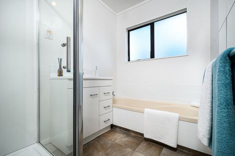 Photo of property in 39 Meadowvale Rise, Titirangi, Auckland, 0604