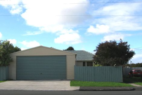 Photo of property in 1 Gloria Avenue, Te Atatu Peninsula, Auckland, 0610