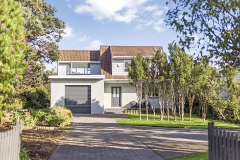 Photo of property in 1 Goldie Place, Waikanae Beach, Waikanae, 5036