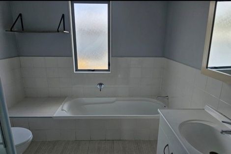 Photo of property in 31/3 Hulme Place, Henderson, Auckland, 0612