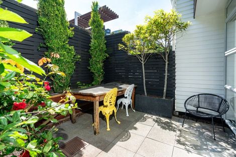 Photo of property in 11 Tiketike Way, Brooklyn, Wellington, 6021