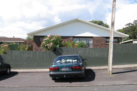 Photo of property in 2/4 Bishop Street, Green Bay, Auckland, 0604