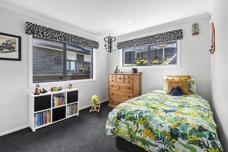 Photo of property in 12 Grumman Lane, Newlands, Wellington, 6037