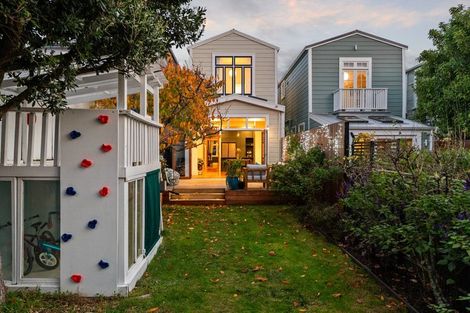 Photo of property in 33 Queen Street, Mount Victoria, Wellington, 6011