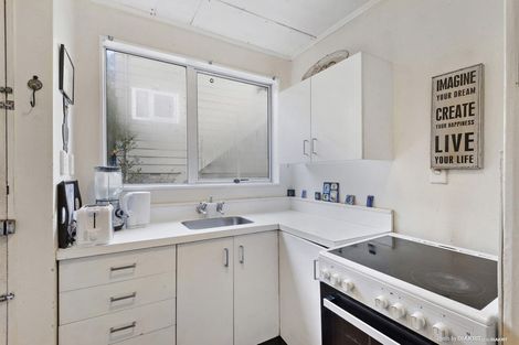 Photo of property in 27b Omega Street, Newlands, Wellington, 6037