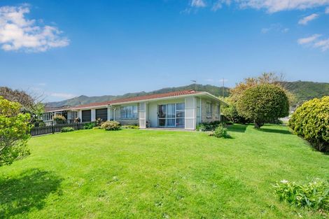 Photo of property in 1 Graham Grove, Waikanae, 5036