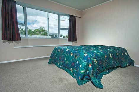 Photo of property in 9 Edgerton Road, Te Atatu Peninsula, Auckland, 0610