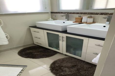 Photo of property in 32 Exeter Place, Unsworth Heights, Auckland, 0632