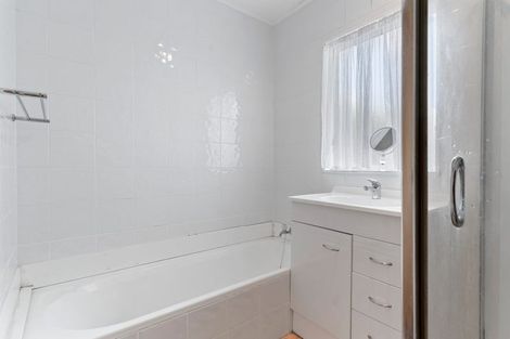 Photo of property in 6 Tetrarch Place, Totara Vale, Auckland, 0629