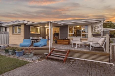 Photo of property in 6 Laing Crescent, Heathcote Valley, Christchurch, 8022