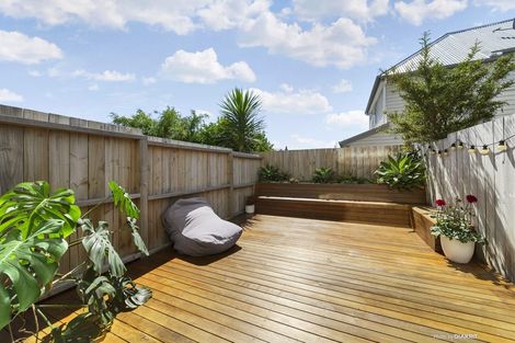 Photo of property in 2u7 Stone Street, Miramar, Wellington, 6022