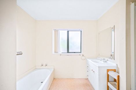 Photo of property in 9a Karamu Street, Te Atatu Peninsula, Auckland, 0610