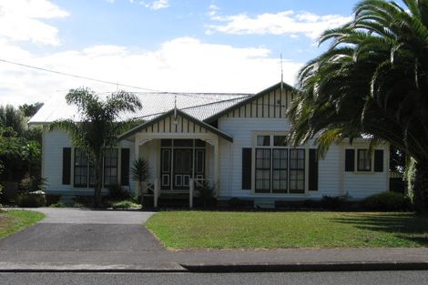 Photo of property in 1 Cliff View Drive, Green Bay, Auckland, 0604