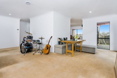 Photo of property in 26 Rising Parade, Fairview Heights, Auckland, 0632