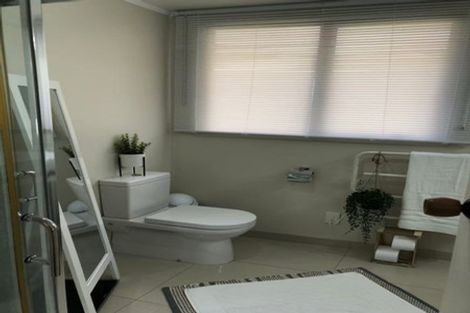 Photo of property in 32 Exeter Place, Unsworth Heights, Auckland, 0632