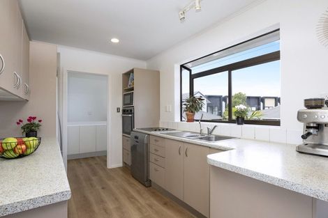 Photo of property in 33 Dawnhaven Drive, Te Atatu Peninsula, Auckland, 0610