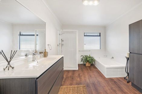 Photo of property in 14 Lakemere Way, Kinloch, Taupo, 3377