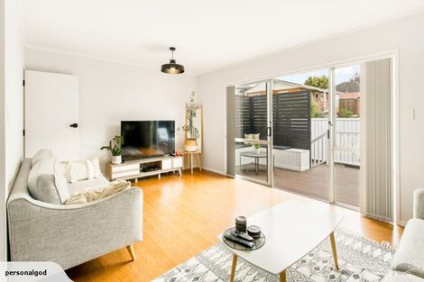 Photo of property in 3a/2 Kirrie Avenue, Te Atatu South, Auckland, 0610