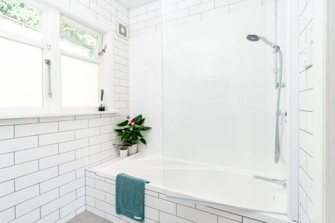 Photo of property in 104 Curtis Street, Northland, Wellington, 6012