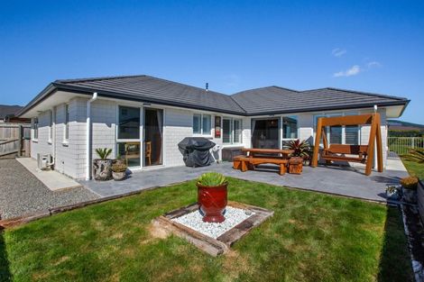 Photo of property in 86 Queen Charlotte Drive, Aotea, Porirua, 5024