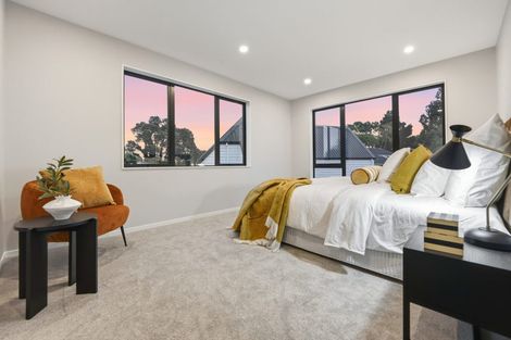 Photo of property in 8c Catalina Crescent, Forrest Hill, Auckland, 0620