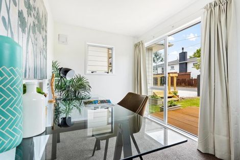 Photo of property in 9 Rewarewa Road, Te Atatu Peninsula, Auckland, 0610