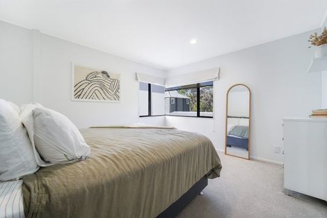 Photo of property in 2/15 Wernham Place, Northcote, Auckland, 0626