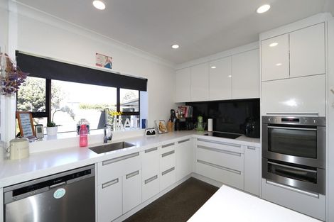 Photo of property in 28 Chester Street, Taradale, Napier, 4112