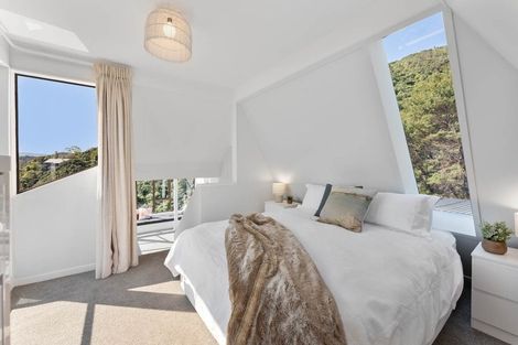 Photo of property in 10 Latham Road, York Bay, Lower Hutt, 5013