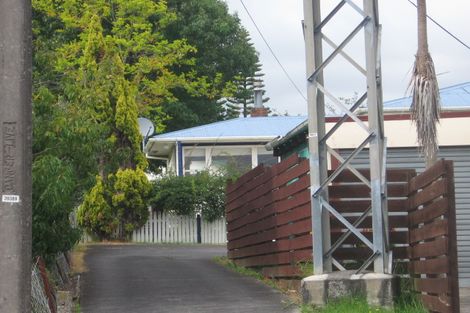 Photo of property in 2/35 Sunnyfield Crescent, Glenfield, Auckland, 0629