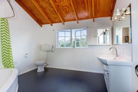 Photo of property in 5 Tane Road, Laingholm, Auckland, 0604