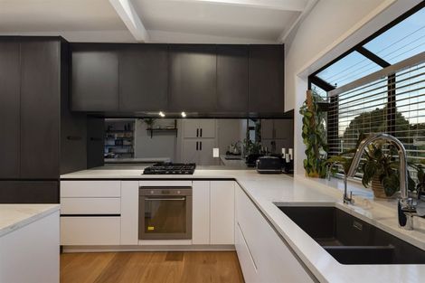 Photo of property in 1/52 Pupuke Road, Hillcrest, Auckland, 0627