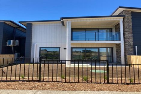 Photo of property in 2/60 Hayfield Way, Karaka, Papakura, 2580