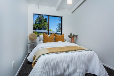 Photo of property in 2/17 Winifred Avenue, Bayview, Auckland, 0629